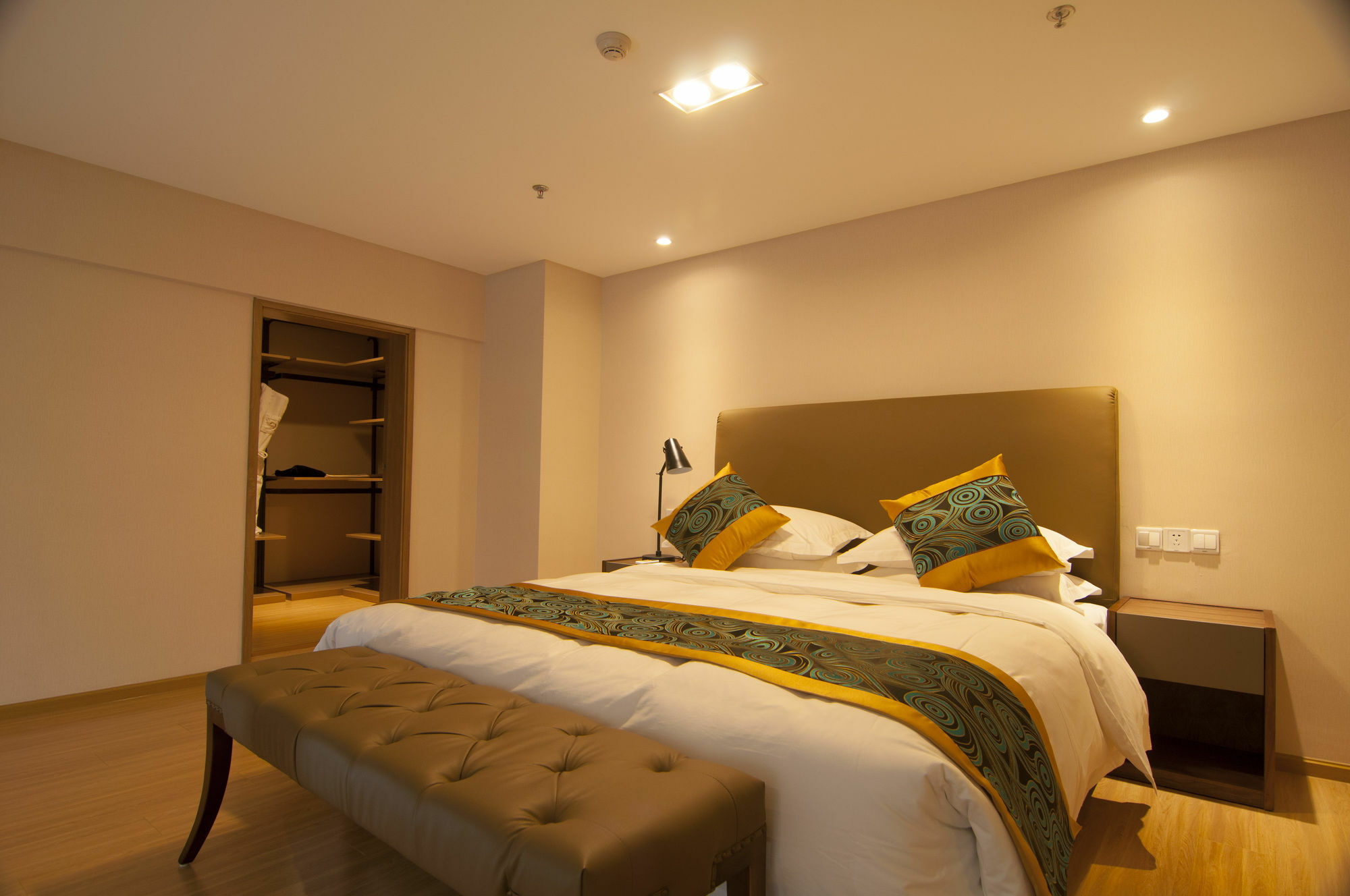 Home Plus Suite Hotel And Apartment Wuhan Exteriör bild