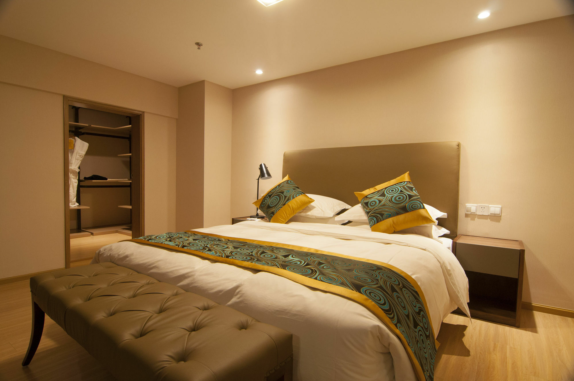 Home Plus Suite Hotel And Apartment Wuhan Exteriör bild
