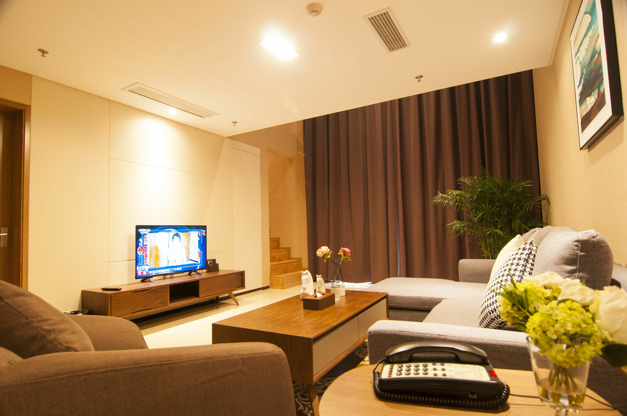 Home Plus Suite Hotel And Apartment Wuhan Exteriör bild