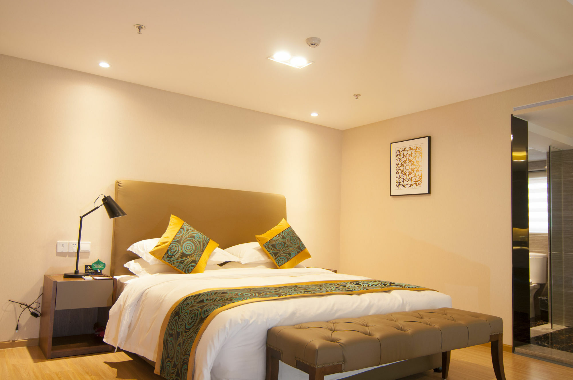 Home Plus Suite Hotel And Apartment Wuhan Exteriör bild