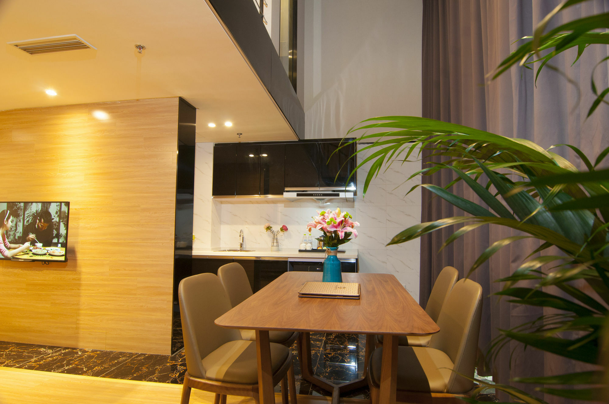 Home Plus Suite Hotel And Apartment Wuhan Exteriör bild